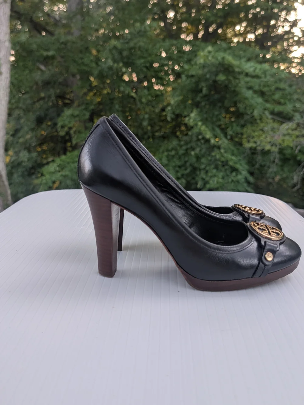 Tory Burch  Calsta Black Leather Logo Medallion Pumps 7